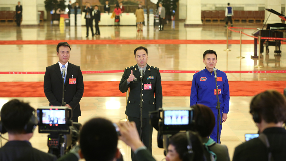趙宏博、景海鵬、唐嘉陵代表接受采訪