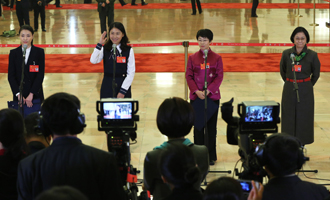 吳敏霞、杜玉濤、蒙曼、盧麗安代表接受采訪