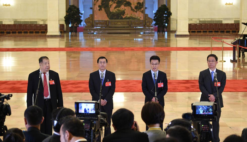 凌解放、王立平、徐川、黃一兵接受采訪