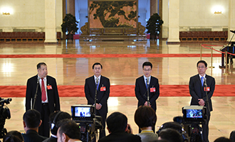 凌解放、王立平、徐川、黃一兵代表接受采訪