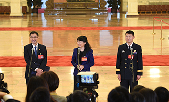 孟祥飛、李媛、曹先建代表接受采訪
