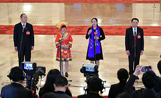 蔡松濤、杜麗群、楊小玲、賈立群代表接受采訪