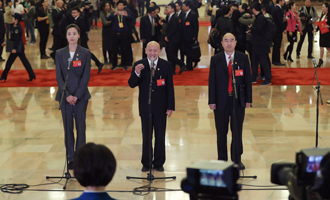 魏秋月、孟廣祿、薛晨陽代表接受采訪
