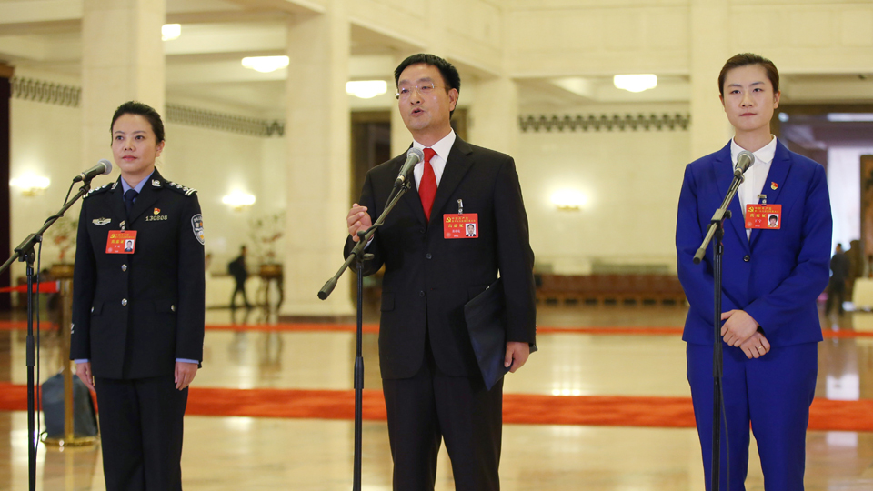 李貝、裴春亮、丁寧代表接受采訪