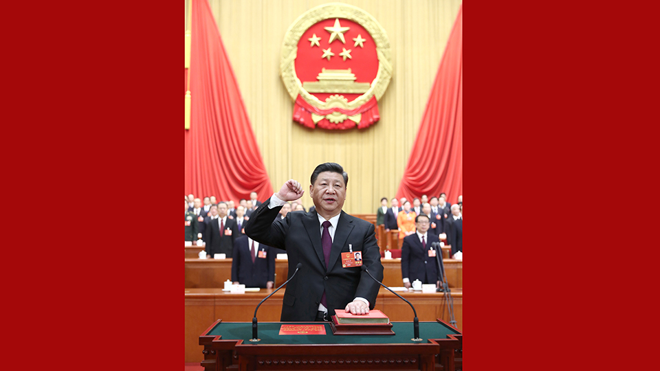 新當(dāng)選的國家主席、中央軍委主席習(xí)近平進行憲法宣誓