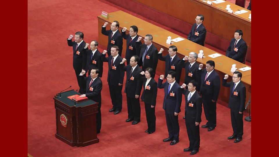 新當(dāng)選的全國人大常委會副委員長、秘書長進行憲法宣誓