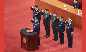 中央軍委副主席、委員進(jìn)行憲法宣誓