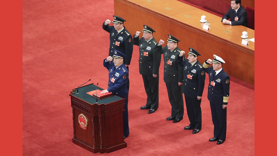 中央軍委副主席、委員進(jìn)行憲法宣誓