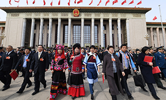 閉幕會(huì)后，代表走出人民大會(huì)堂