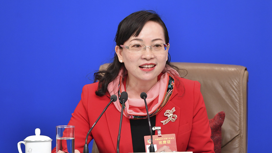全國政協(xié)委員、湖南省湘西土家族苗族自治州政協(xié)副主席 石紅