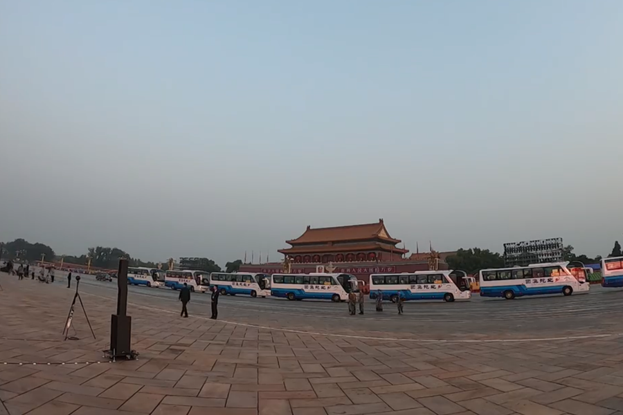 10月1日清晨的天安門城樓和長安街，燈火通明，正在準(zhǔn)備慶祝大會的工作人員雖然緊張忙碌，但仍顯得井然有序