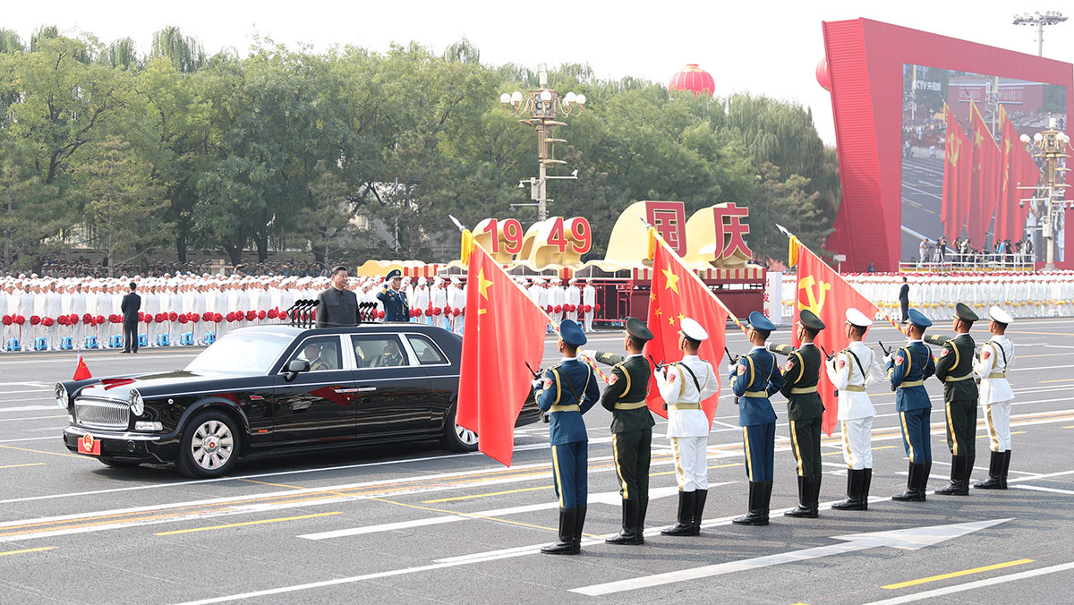 習(xí)近平驅(qū)車行進(jìn)至黨旗、國(guó)旗、軍旗前，向旗幟行注目禮