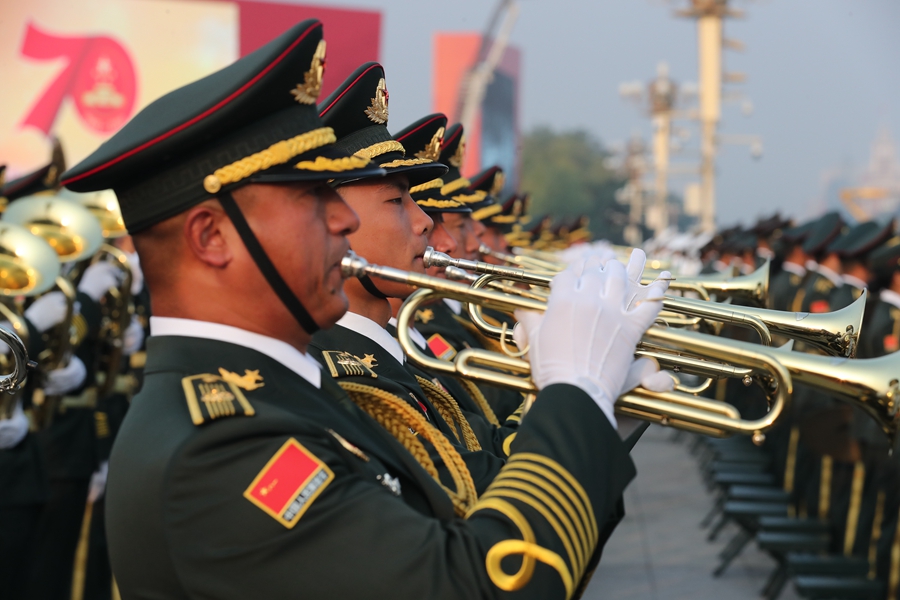 解放軍聯(lián)合軍樂團(tuán)在廣場就位后進(jìn)行準(zhǔn)備工作和試奏。據(jù)了解，解放軍聯(lián)合軍樂團(tuán)此次演奏是從開國大典至今歷次閱兵以來演奏曲目最多的一次，不少曲目是為此次閱兵量身打造的全新作品，此次也是歷次女演奏員最多的一次。