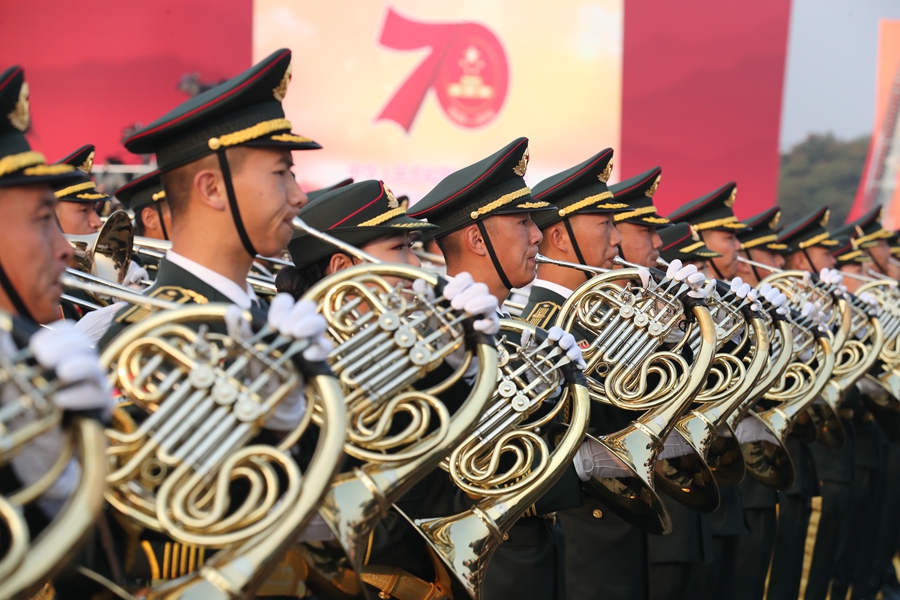 解放軍聯(lián)合軍樂團(tuán)在廣場就位后進(jìn)行準(zhǔn)備工作和試奏。據(jù)了解，解放軍聯(lián)合軍樂團(tuán)此次演奏是從開國大典至今歷次閱兵以來演奏曲目最多的一次，不少曲目是為此次閱兵量身打造的全新作品，此次也是歷次女演奏員最多的一次。