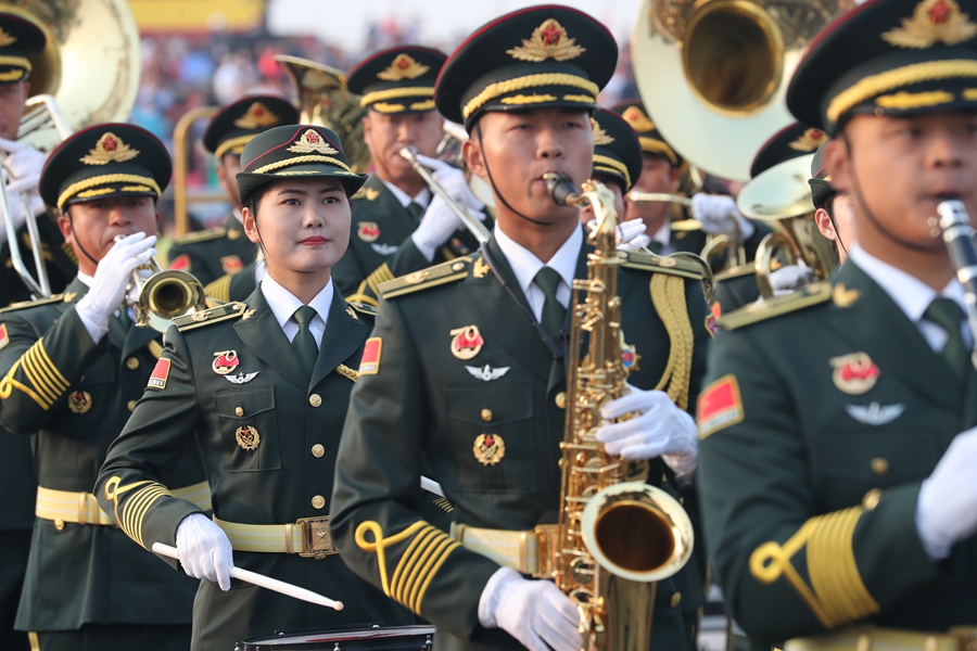 解放軍聯(lián)合軍樂團(tuán)在廣場就位后進(jìn)行準(zhǔn)備工作和試奏。據(jù)了解，解放軍聯(lián)合軍樂團(tuán)此次演奏是從開國大典至今歷次閱兵以來演奏曲目最多的一次，不少曲目是為此次閱兵量身打造的全新作品，此次也是歷次女演奏員最多的一次。