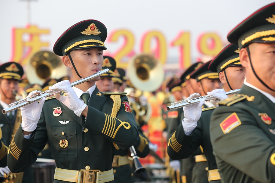 解放軍聯(lián)合軍樂團(tuán)在廣場就位后進(jìn)行準(zhǔn)備工作和試奏。據(jù)了解，解放軍聯(lián)合軍樂團(tuán)此次演奏是從開國大典至今歷次閱兵以來演奏曲目最多的一次，不少曲目是為此次閱兵量身打造的全新作品，此次也是歷次女演奏員最多的一次。