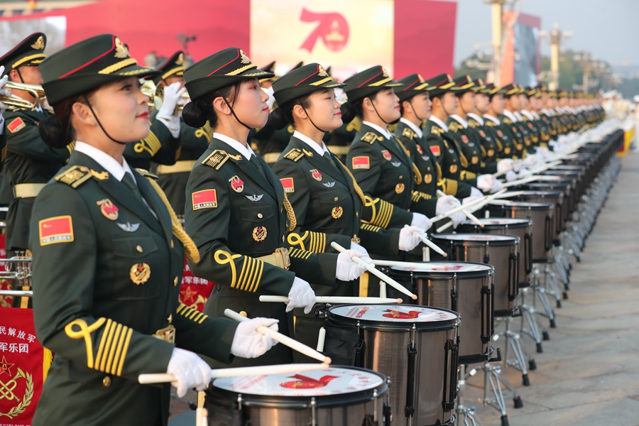 解放軍聯(lián)合軍樂團(tuán)在廣場就位后進(jìn)行準(zhǔn)備工作和試奏。據(jù)了解，解放軍聯(lián)合軍樂團(tuán)此次演奏是從開國大典至今歷次閱兵以來演奏曲目最多的一次，不少曲目是為此次閱兵量身打造的全新作品，此次也是歷次女演奏員最多的一次。