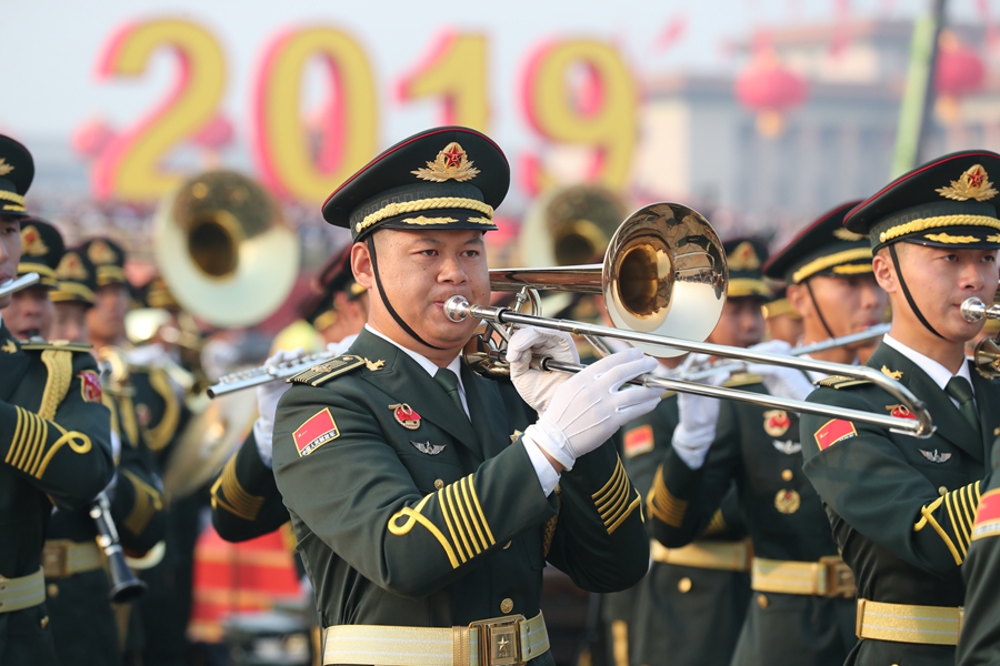 解放軍聯(lián)合軍樂團(tuán)在廣場就位后進(jìn)行準(zhǔn)備工作和試奏。據(jù)了解，解放軍聯(lián)合軍樂團(tuán)此次演奏是從開國大典至今歷次閱兵以來演奏曲目最多的一次，不少曲目是為此次閱兵量身打造的全新作品，此次也是歷次女演奏員最多的一次。