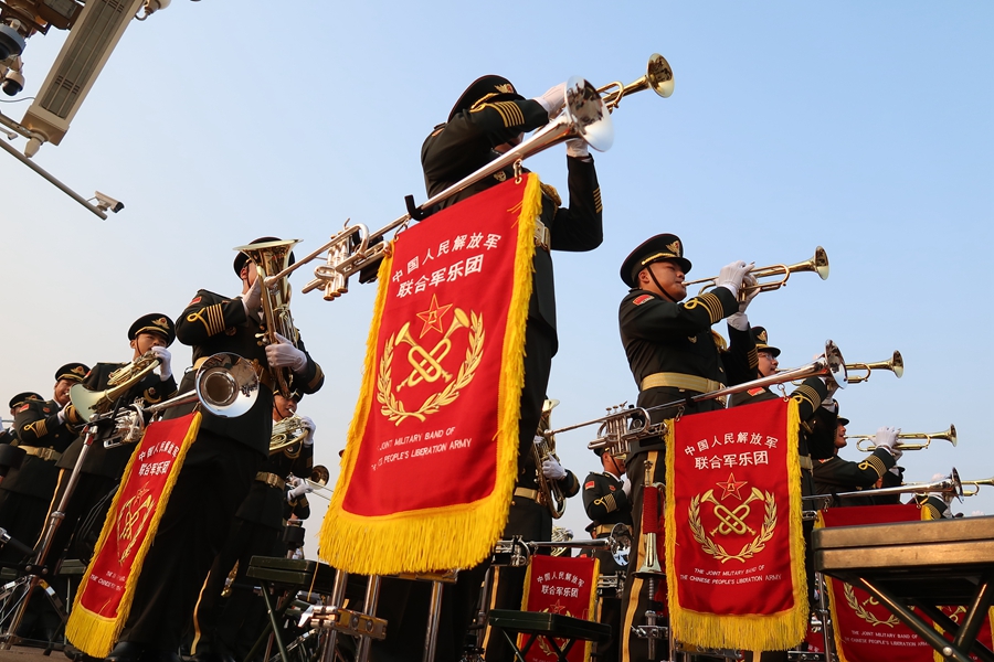 解放軍聯(lián)合軍樂團(tuán)在廣場就位后進(jìn)行準(zhǔn)備工作和試奏。據(jù)了解，解放軍聯(lián)合軍樂團(tuán)此次演奏是從開國大典至今歷次閱兵以來演奏曲目最多的一次，不少曲目是為此次閱兵量身打造的全新作品，此次也是歷次女演奏員最多的一次。