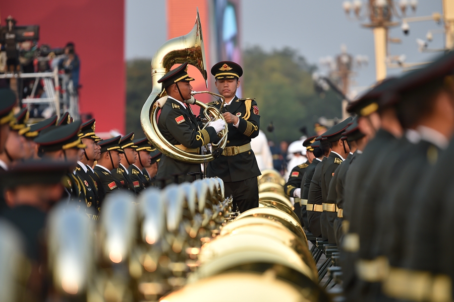 解放軍聯(lián)合軍樂團(tuán)在廣場就位后進(jìn)行準(zhǔn)備工作和試奏。據(jù)了解，解放軍聯(lián)合軍樂團(tuán)此次演奏是從開國大典至今歷次閱兵以來演奏曲目最多的一次，不少曲目是為此次閱兵量身打造的全新作品，此次也是歷次女演奏員最多的一次。
