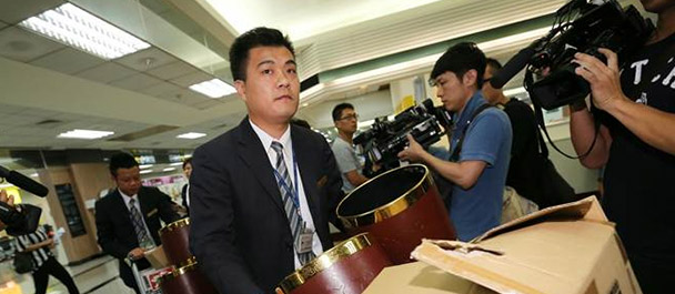 禮儀公司帶著遺體袋、骨灰壇協(xié)助處理善后