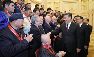 慶祝大會結束后，習近平等會見受表彰人員及親屬代表