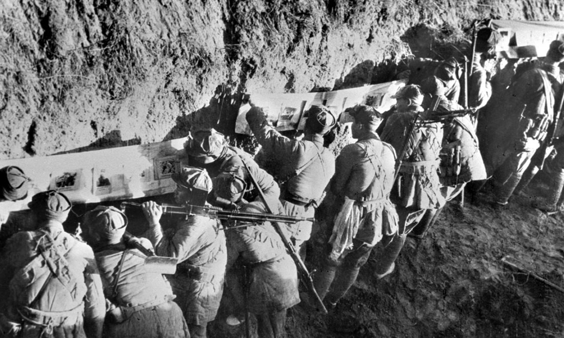 1948年冬，淮海戰(zhàn)役期間，雙堆集前沿陣地舉辦的戰(zhàn)地影展，深受解放軍戰(zhàn)士歡迎。新華社稿  袁克忠攝