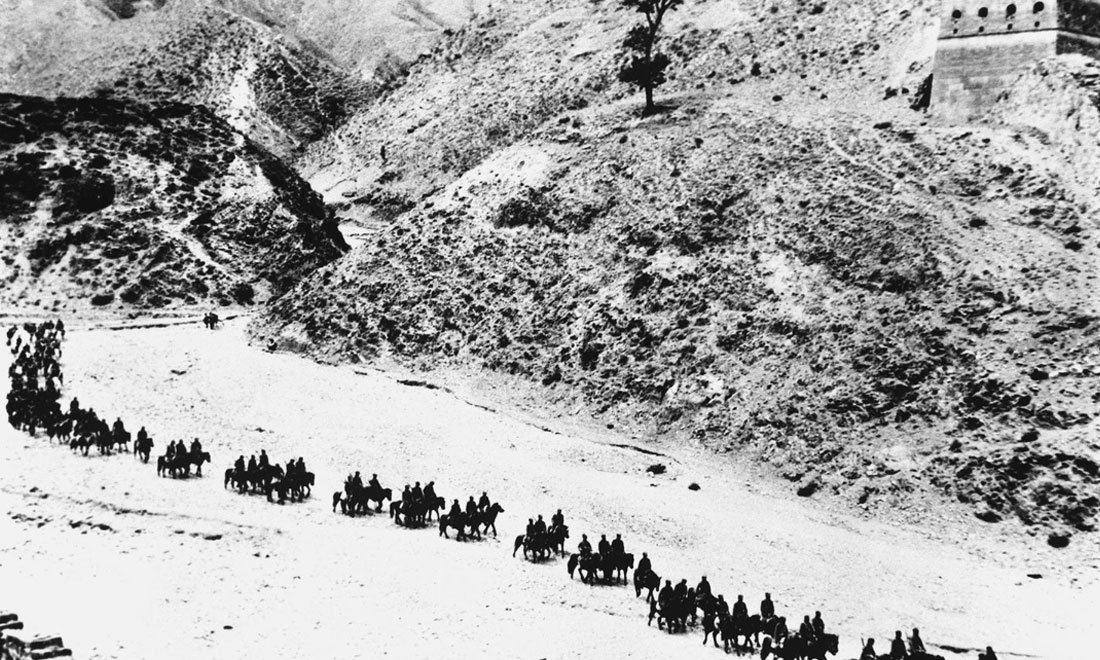 1937年11月太原失守后，八路軍向華北敵后挺進，分兵發(fā)動群眾，開展敵后游擊戰(zhàn)爭，創(chuàng)建敵后根據(jù)地。新華社稿　沙飛攝