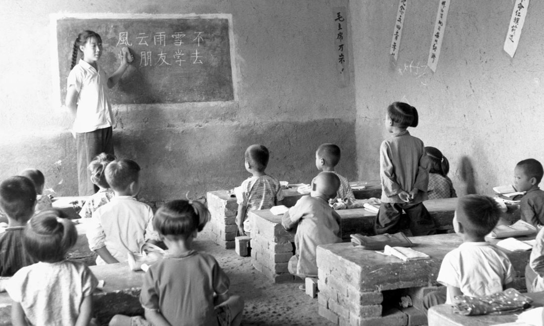 1964年夏，河北省壩縣煎茶鋪公社西煎大隊，一所耕讀小學的學生們在上課。新華社記者梁一丁攝