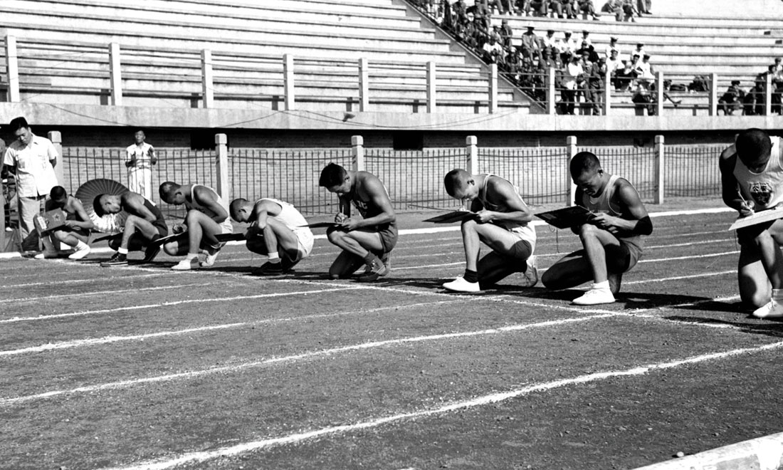 1952年8月2日，慶祝中國人民解放軍建軍25周年全軍運動會在北京舉行，運動員在進行識字賽跑比賽。新華社記者岳國芳攝