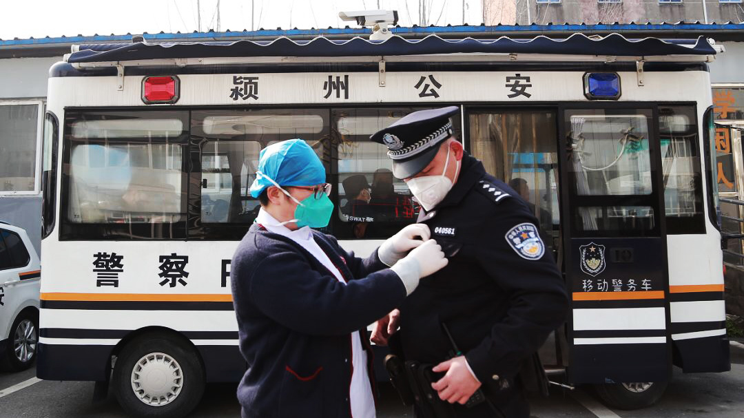 警察魏云龍：咫尺之間，各自奮戰(zhàn)