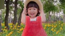 把夏天穿身上！寶媽給3歲女兒拍創(chuàng)意果蔬照
