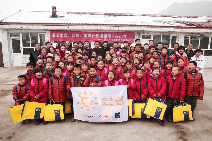 2015年12月1日凌晨五點，“多一克溫暖”公益行動的捐贈團(tuán)隊從北京出發(fā)，驅(qū)車四個小時來到了150公里外的南卜子小學(xué)，這是河北赤城縣14個村落里唯一的山村小學(xué)。青年演員杜淳也加入了這次溫暖行動。