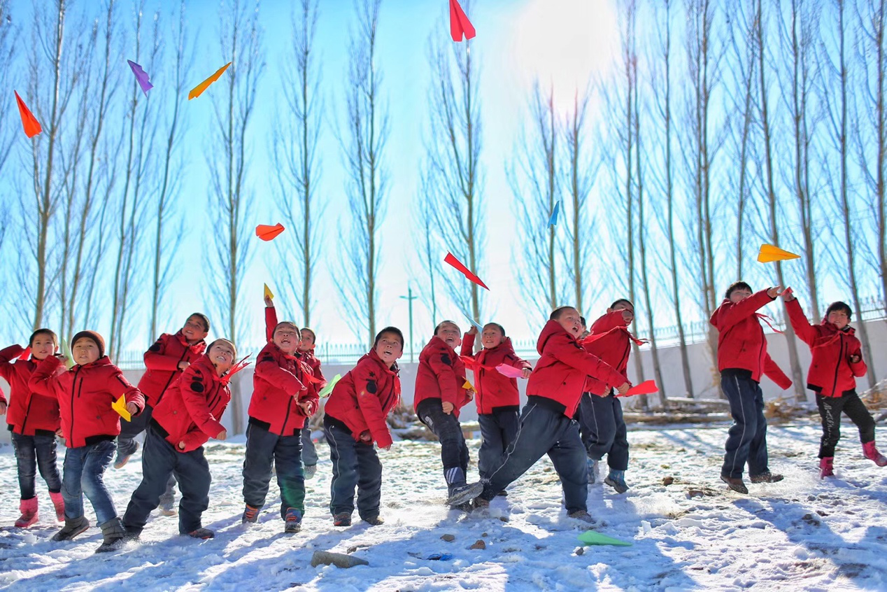 2017年11月15日， “多一克溫暖”公益行動走進(jìn)北疆地區(qū)，實現(xiàn)了從物質(zhì)捐贈到“物質(zhì)+精神”溫暖的升級。 “體操冠軍”楊威、好妹妹樂隊等傾情加盟，不僅為孩子們帶來加厚羽絨服和御寒物資，還準(zhǔn)備了溫暖的課堂。