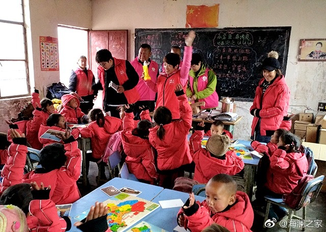2018年，由海瀾之家攜手網(wǎng)易新聞打造的“多一課溫暖”課程平臺讓一間間溫暖的課堂走向深山與邊陲。帶著貼合孩子教育需求的線上內(nèi)容和教師、各領(lǐng)域KOL及愛心人士組成的愛心團(tuán)隊，海瀾之家用實際行動為孩子的教育加溫，踐行“多一克溫暖”。