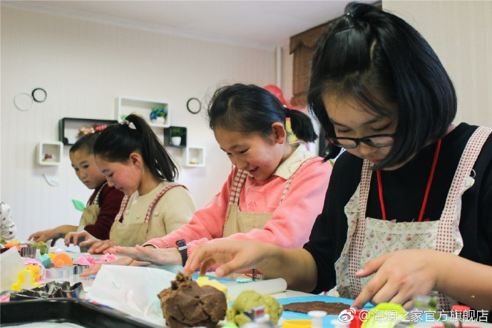 在北京，孩子們上了一節(jié)別開生面的廚藝課——手工DIY餅干。孩子們腦洞大開親自上手，從制作到出爐不僅留下了噴香的餅干，還留下了珍貴的回憶。親手做的餅干孩子們舍不得獨享，成為了回程路上最重要的“伴手禮”