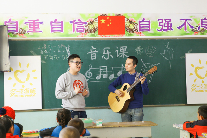 “多一克溫暖”公益活動的老朋友好妹妹樂隊，為孩子們帶來了音樂和繪畫課，用音符溫暖孩子們的心靈，用畫筆繪出更繽紛的世界。不斷匯聚的愛心，讓寒冷的北疆進(jìn)入到更多人的視野當(dāng)中，也讓孩子們臉上的笑容更燦爛。