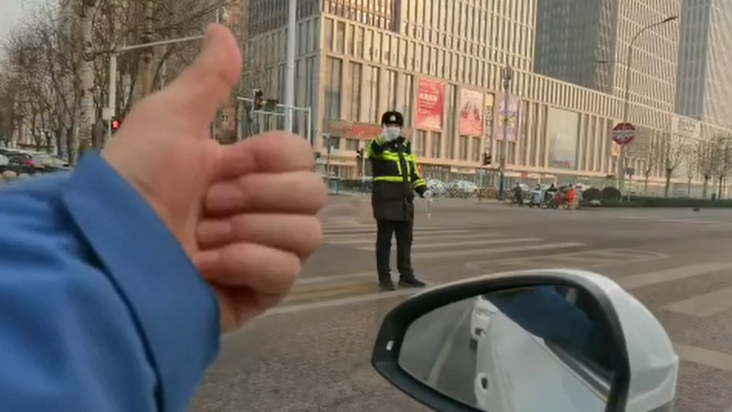 石家莊路人和交警的這個“暗號”，真暖！