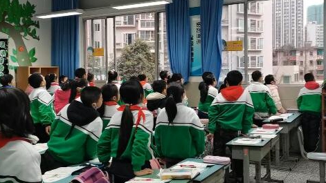 課上到一半，同學們卻把頭望向了外面！校長說：點贊！