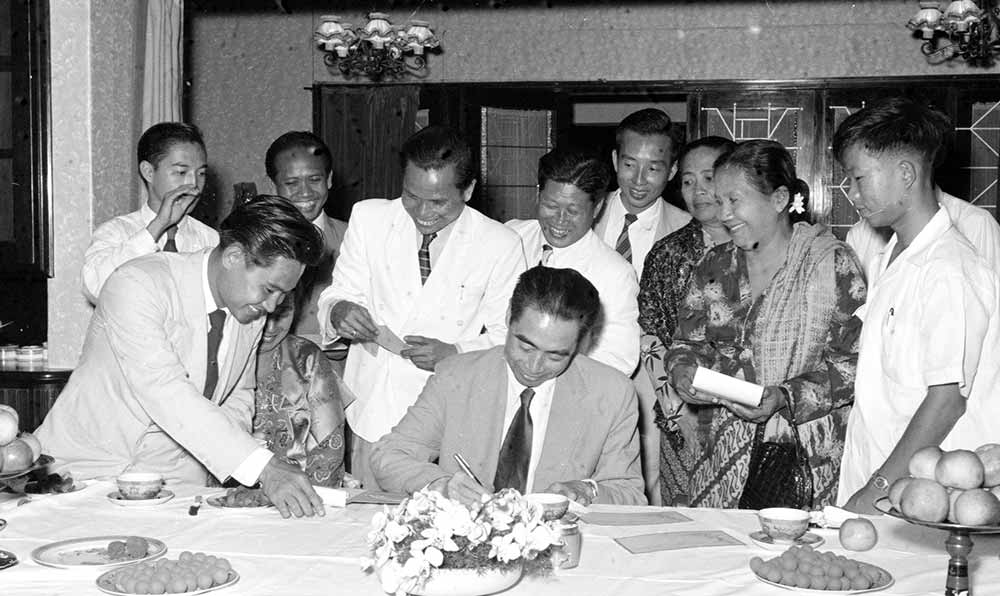 1955年4月25日，為迎接亞非會議而組織的萬隆人民委員會的代表請周恩來總理簽名留念。