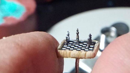 比指甲蓋還??！ 土耳其微雕藝術(shù)家雕出超小國(guó)際象棋