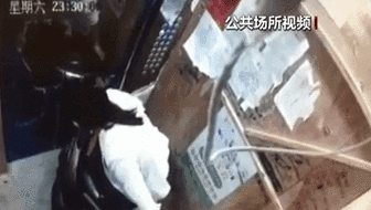 電梯內(nèi)突發(fā)自燃 電動(dòng)車(chē)進(jìn)樓怎么禁？ 發(fā)現(xiàn)電瓶車(chē)有起火苗頭應(yīng)立刻撤離