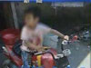 司機(jī)太小！3歲幼童駕"車"上路找媽媽