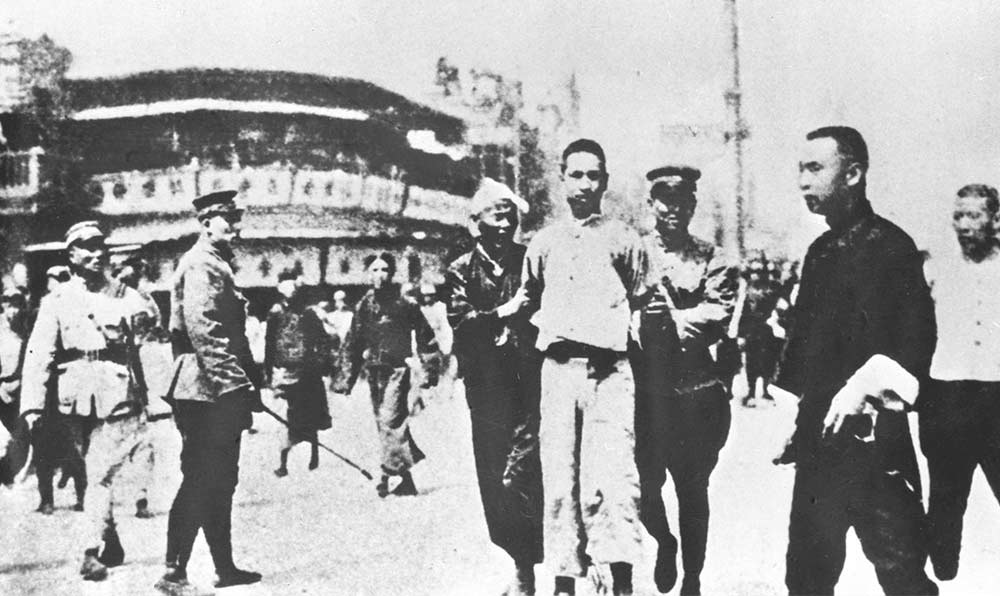 1927年4月12日 “四?一二”反革命政變，國民黨反動派捕殺大批共產(chǎn)黨員和工人、學(xué)生、群眾