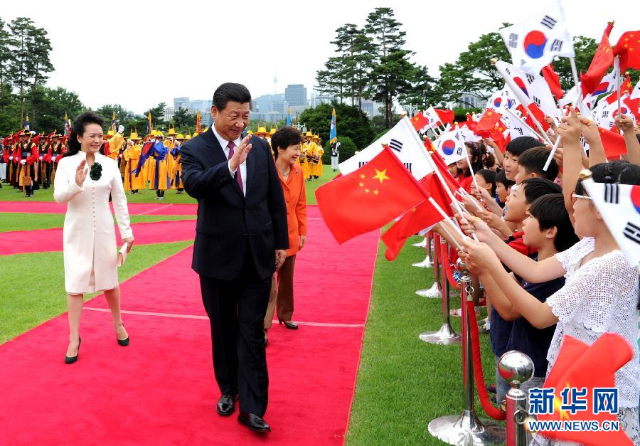 7月3日，國家主席習近平在首爾同韓國總統(tǒng)樸槿惠舉行會談。會談前，樸槿惠在青瓦臺總統(tǒng)府為習近平舉行隆重歡迎儀式。 新華社記者饒愛民攝 