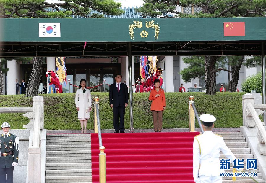 7月3日，國家主席習近平在首爾同韓國總統(tǒng)樸槿惠舉行會談。會談前，樸槿惠在青瓦臺總統(tǒng)府為習近平舉行隆重歡迎儀式。 新華社記者丁林攝 