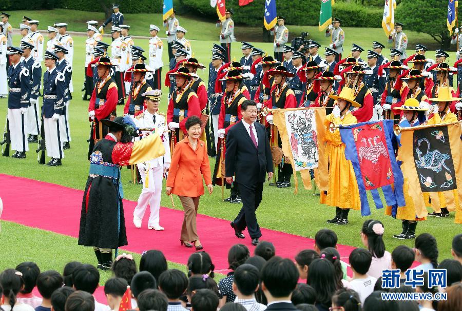 7月3日，國家主席習近平在首爾同韓國總統(tǒng)樸槿惠舉行會談。會談前，樸槿惠在青瓦臺總統(tǒng)府為習近平舉行隆重歡迎儀式。 新華社記者姚大偉攝 
