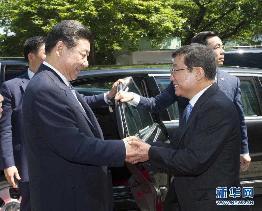 7月4日，國家主席習(xí)近平在韓國國立首爾大學(xué)發(fā)表題為《共創(chuàng)中韓合作未來　同襄亞洲振興繁榮》的重要演講。這是首爾大學(xué)校長吳然天迎接習(xí)近平主席。新華社記者 謝環(huán)馳 攝 