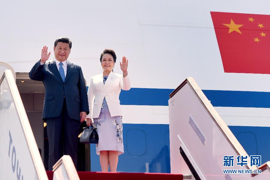 9月11日，中國國家主席習近平抵達杜尚別，應塔吉克斯坦總統(tǒng)拉赫蒙邀請，出席上海合作組織成員國元首理事會第十四次會議并對塔吉克斯坦進行國事訪問。這是習近平和夫人彭麗媛走出機艙。新華社記者 馬占成 攝 