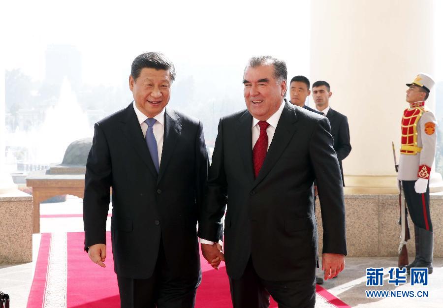 9月13日，國家主席習(xí)近平在杜尚別同塔吉克斯坦總統(tǒng)拉赫蒙舉行會談。 這是會談開始前，兩國元首步入會談大廳。 新華社記者鞠鵬攝 